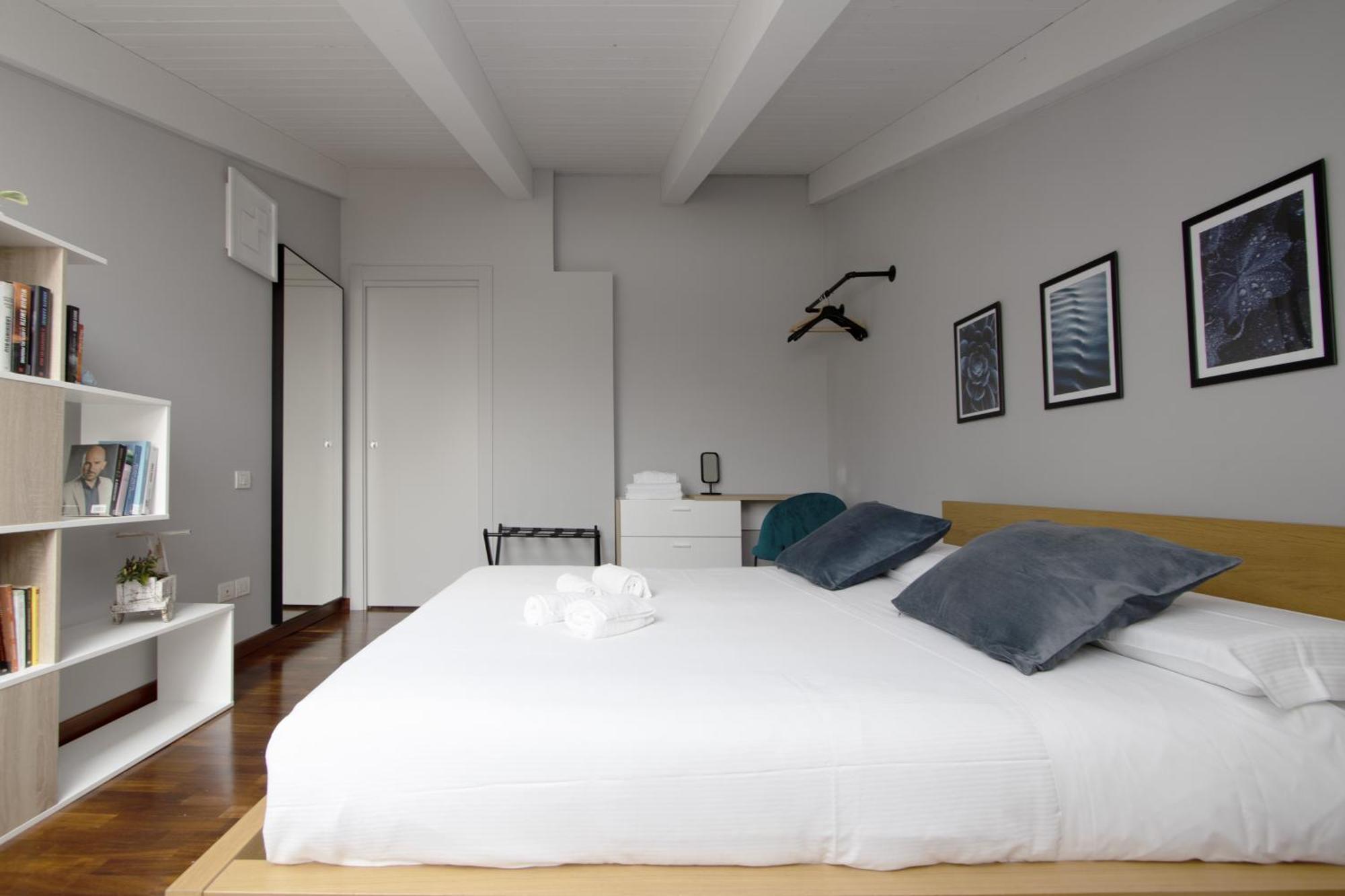 Appartamento Penthouse With Patio & 2 Baths, 10 Min To Duomo Milano Esterno foto