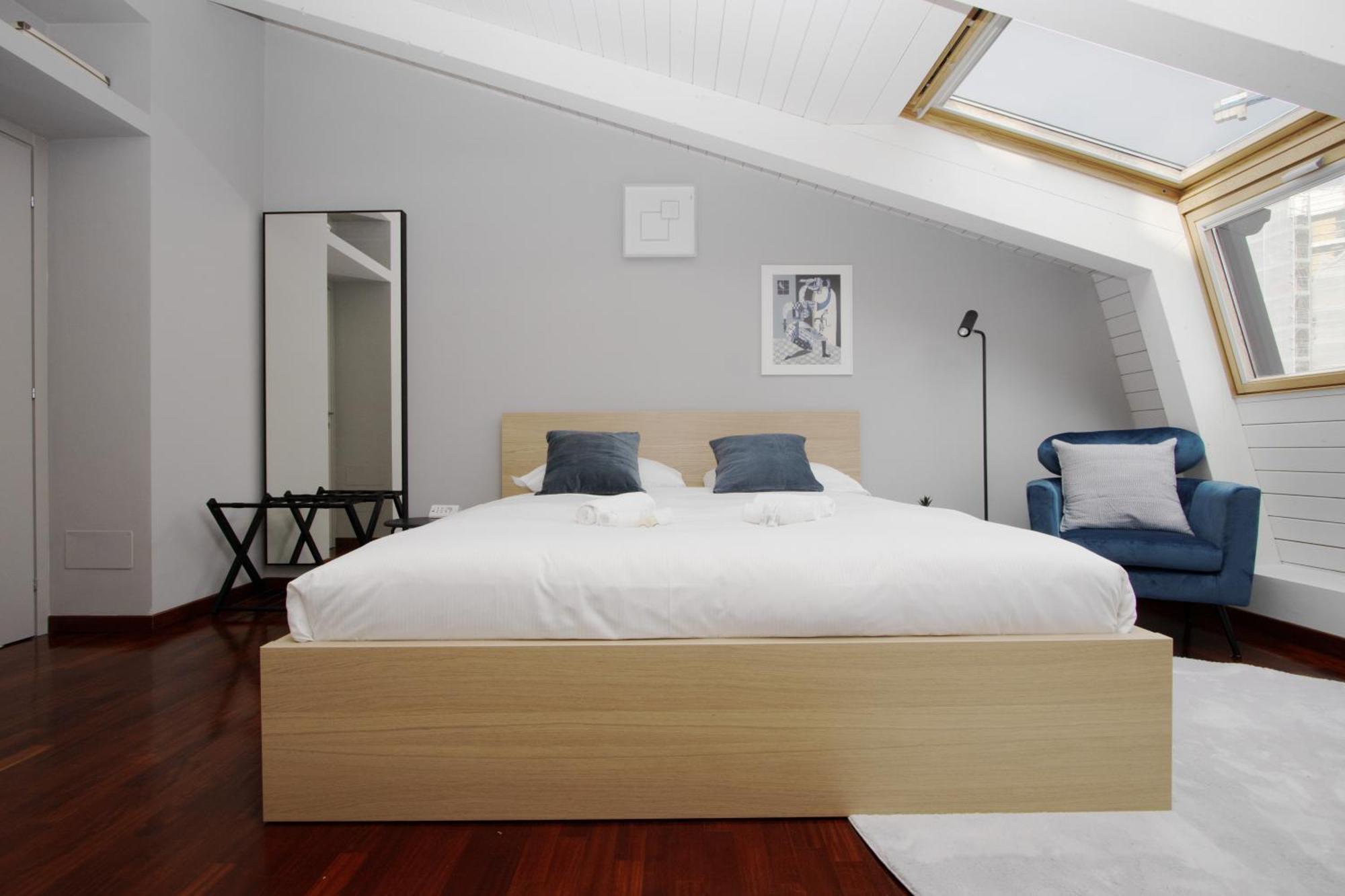 Appartamento Penthouse With Patio & 2 Baths, 10 Min To Duomo Milano Esterno foto