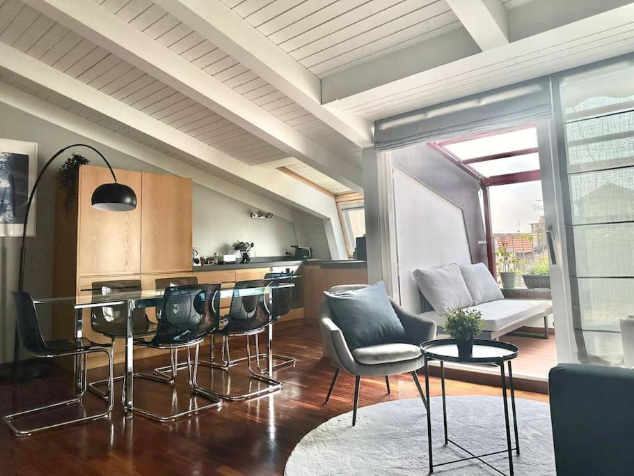 Appartamento Penthouse With Patio & 2 Baths, 10 Min To Duomo Milano Esterno foto