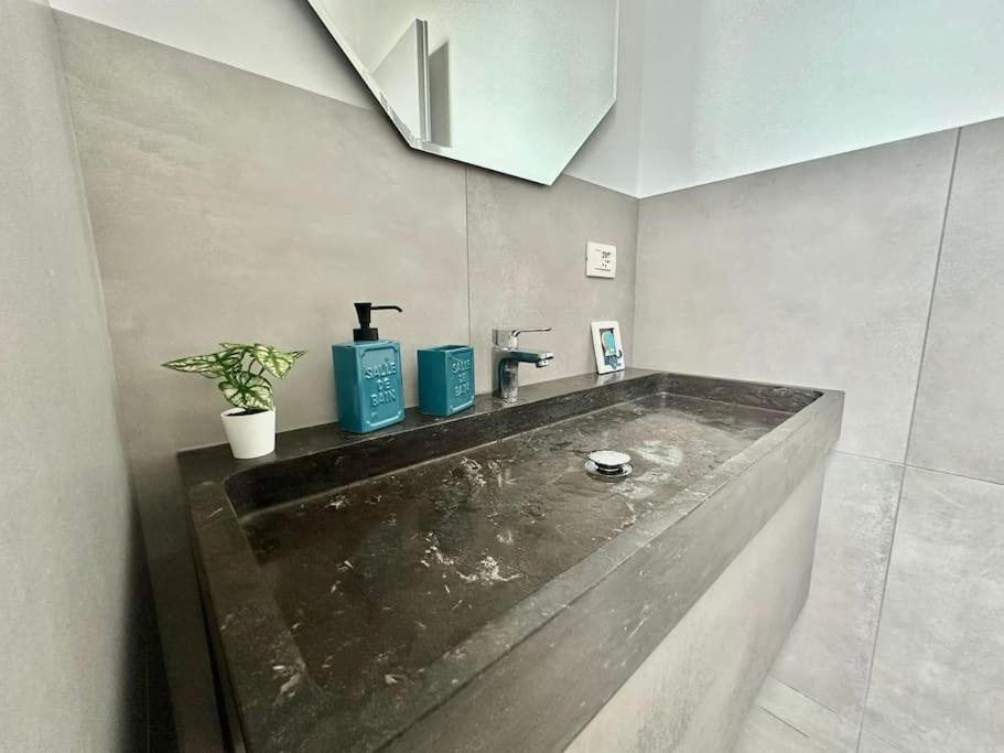 Appartamento Penthouse With Patio & 2 Baths, 10 Min To Duomo Milano Esterno foto